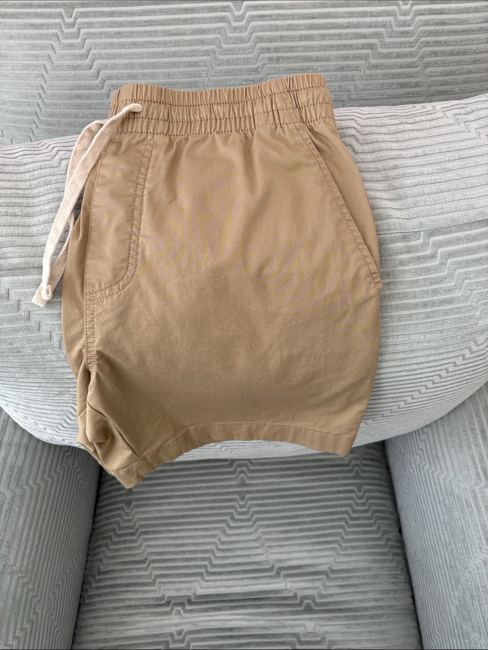 Men’s J. Crew Khaki Drawstring Athletic Shorts. Size Small